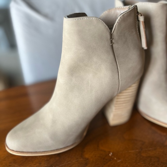 Women’s size 8 heeled boots - Picture 4 of 5